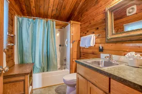 Log Cabin Over Stillehavet er perfekt romantisk tilbagetog med havudsigt! - Image 2