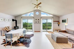 Rustic 4 Season Cabin Getaway with Stunning Mountain Views - Image 4