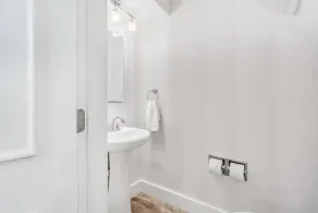 Modern, newly renovated condo overlooking - Image 3
