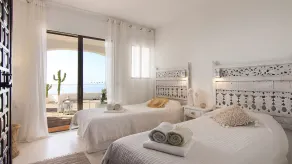 Zauberhafte Villa mit Infinity Pool, exquisitem Interieur und 300º Meerblick - Image 2