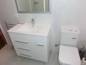 Penthouse lumineux près de la plage avec 2 terrasses, BBQ, et parking – WiFi saisonnier inclus - Image 2