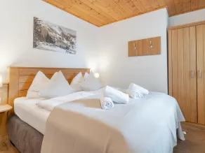 Luxury group accommodation near lift - Image 5