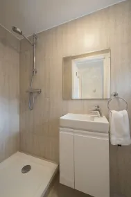 Unique location quiet CLEAN light and spacious ground floor apartment & parking - Image 5