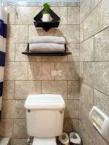 2 Bedroom gated Annex -pool, king & queen beds, free parking and wifi - Image 5
