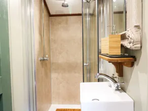LITTLE SILVER PHEASANT, romantic, with hot tub in High Bickington - Image 3