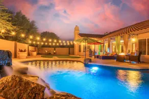 Nouvelle maison! Rare Villa Luxe Oasis Au Bord Du Lac. Niveau unique avec piscine chauffée et spa. - Image 3