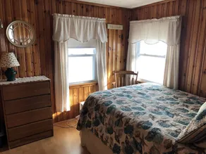 Comfy & Clean Cottage In Desirable Island Section! Dog Friendly! Park & Stay! - Image 5