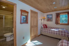 New listing - Beautiful Spacious Custom Log Cabin. - Image 4