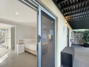 Spacious Beach Studio With Alfresco Dining - Image 5