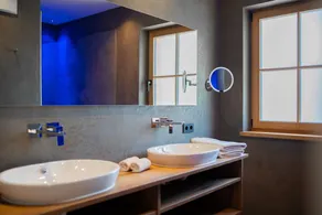 Apartment \"Schlosshof Himml\" with Mountain View, Private Terrace & Wi-Fi - Image 5