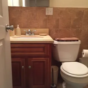Appartement de 3 chambres et 2 salles de bain avec parking gratuit situé à 15 minutes de New York - Image 2