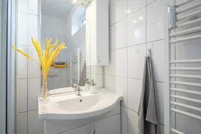 Beautiful 2 Bedroom Apartment incl Parking - Image 4