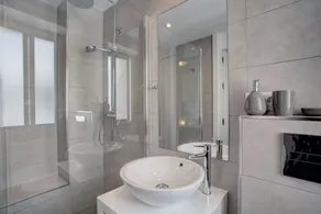 Frontline Estepona Penthouse Duplex mit Dachterrasse & Whirlpool - Image 3