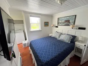 In town apartment!!! A block and a half from ferry!!! 356 High Street. - Image 4