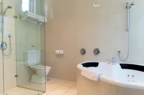 Bishops Garden Spa Suite - Image 3