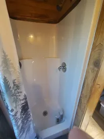 Bigfoot Bungalow tiny home, secluded w/WiFi - Image 3