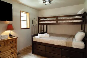 Duke Cabin - Upper Valley - Free WiFi - Satellite - Gas Fireplace - Wrap Around - Image 5