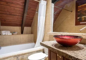 Captain's Quarters - Luxury Apartment in Hotel Near Beach, Jetted Tub, Fireplace, Pet Friendly - Image 2