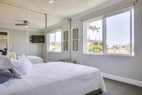 STUNNING TOP LEVEL END UNIT 3 BLOCKS TO OCEAN VIEW - Image 3