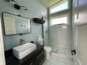 Modern Water Front Cottage Close To Cavendish Beach! - Image 4
