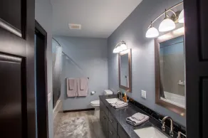 Lakeside luxury condo - Image 3