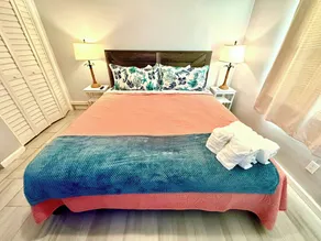 Blue Octopus~Walk 2 beach & Johns Pass~King Bed - Image 4