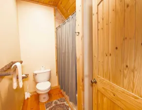 Cabane en rondins 4BR, vues sur les montagnes à longue portée, suite king avec bain à remous, bain à remous, tables de jeux! - Image 3