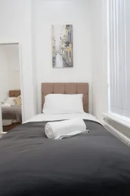 Studio apartment sleeps 2 Kirstall House - Image 5