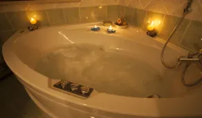 fritliggende hus med have, køkken, vaskeri, badeværelse med jacuzzi - Image 4