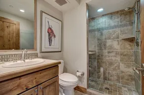 3BR Condo Luxurious Retreat in Arrowhead - Image 4