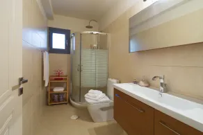 Secluded, Gorgeous villa with private pool and tennis court - Image 4
