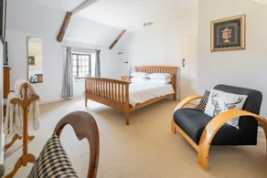 Et omhyggeligt renoveret sommerhus med charmerende originale træk, herunder bjælkelofter og en udsat 16. århundrede væg kombineret med moderne bekvemmeligheder og en afslappet stemning. Det tilbyder komfortabel indkvartering til op til syv gæster, med ... - Image 4
