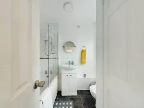 Tranquil Telford Retreat - 3 Bedroom House - Image 3