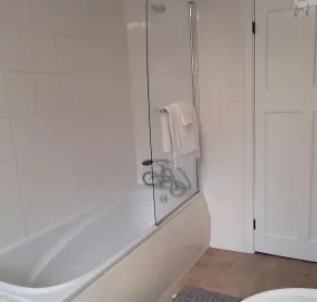 2 Bed Home - Parking Wifi Smart Tv - Image 2