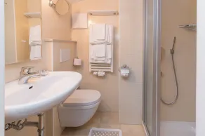 Central 3-bedroom apartment on the second floor - Image 2