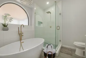 Beautiful Glendale home with FREE HEATED POOL - Image 2