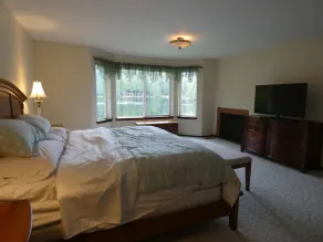 Lovely Lake Crabapple Lakefront Home - Image 4