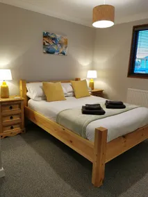 Waterside River Retreat - sleeps 6 guests in 3 bedrooms - Image 4