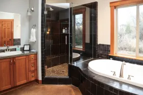Seabrook Farmhouse with Hot Tub & Swimming Pool, 4 min to Butchart Gardens  - Image 3