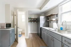 Your Perfect Retreat Awaits: Comfortable Haven in the Heart of Convenience! - Image 4