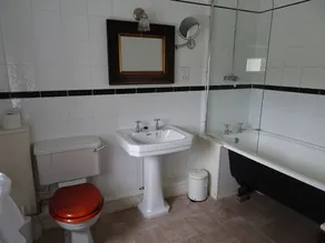 A former hotel set deep in the Dorset countryside in a small village - Image 5