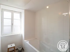 Charming Riverside Home in UNESCO Heritage Village with Modern Amenities & Near Angers - Image 3