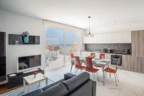 Apartamento contemporáneo con vistas al mar sin obstáculos y piscina infinita privada - Image 5