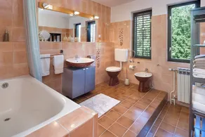 Apartment with private pool and large garden - Image 3