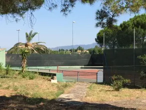 Moradia individual com campo de ténis e jardim - Image 4