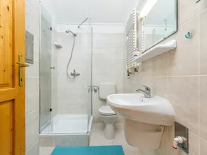Cosy apartment for 4 people with A/C, pool, WIFI, TV and patio - Image 4