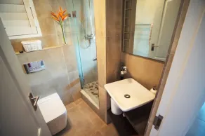 4 Dolphin Views La Mercy Luxury Beachfront Apartment with Private Swimming Pool - Image 5