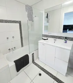 Koppla av med havsutsikt och stor privat takterrass - Image 3
