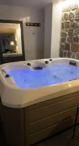 Suite with private jacuzzi in Corsica - Image 2