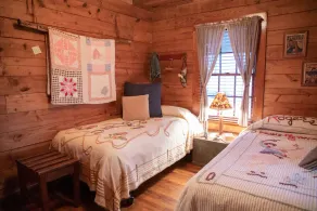 P.T. Cabin provides a private pond & stars included!  5 mins to Jacksboro, Tx. - Image 4